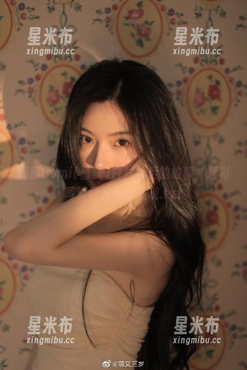 探索Bomi(普美)白衬衫后的故事，精彩写真图片等你发现.txt