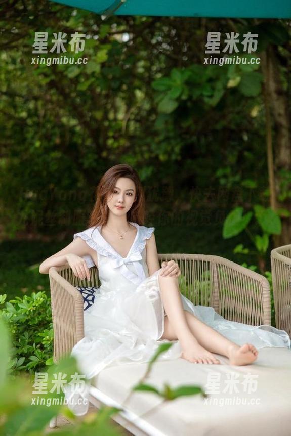 HuaYang花漾 - 别犹豫，快去网盘下载尤妮丝制服写真，减轻你的视觉负担！.txt