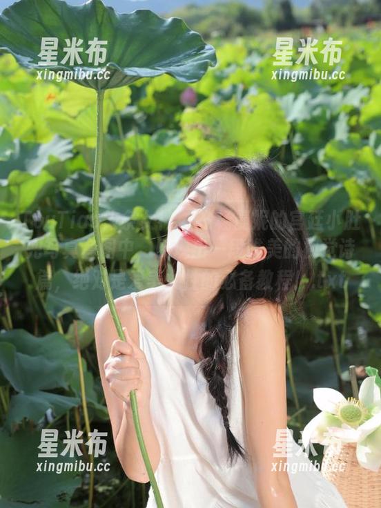 TouTiao头条女神 - 在杨曼妮的宫廷小肚兜写真套图中，展现出一段唯美的视觉诗篇，绝对是爱美女性的必备教程！.txt