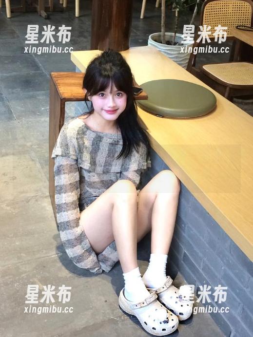 Xiuren秀人网-小逗逗 Xiuren秀人网 - 小逗逗牛仔裤作品集火热登场,分享穿搭背后的故事与传奇.txt