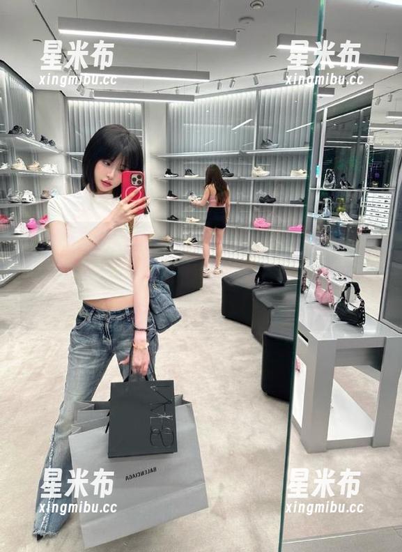 YouMi尤蜜荟-Egg_尤妮丝Egg YouMi尤蜜荟 - 在油亮的世界里观看Egg_尤妮丝Egg,图片展现她的个性与创作才能.txt
