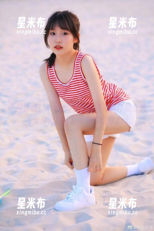 不容错过！ZinieQ白色最新写真作品合集，带你走进摄影的无尽想象.txt