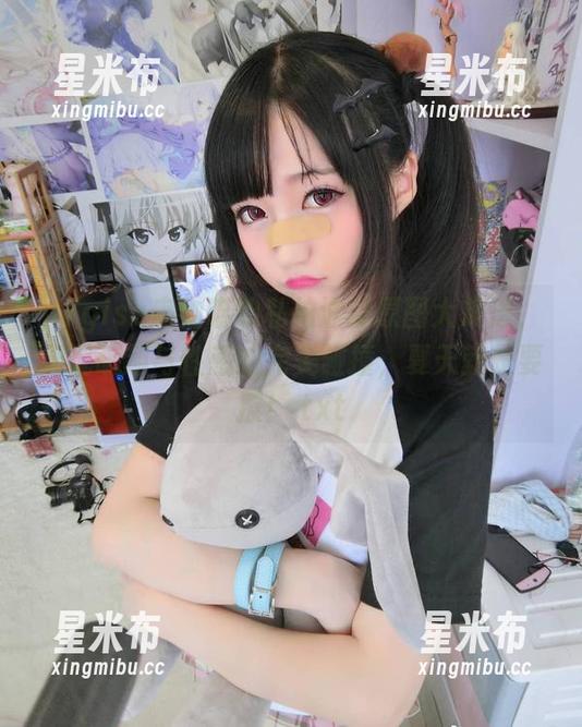 nagisa魔物喵的私拍泳装原图大放送，展现萌趣与性感的完美碰撞，夏天就是要撩！.txt