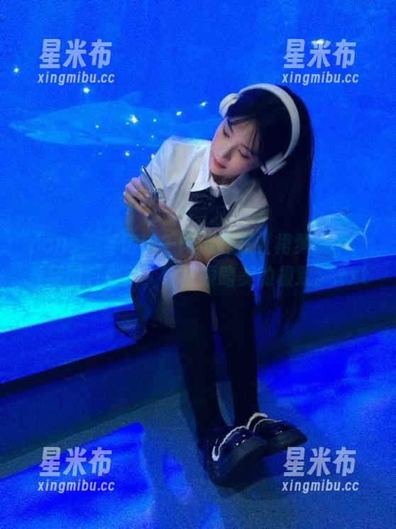 pans - 与诗诗一同沉醉在红裙梦境中，最新图包更新，让你领略美的极致。.txt