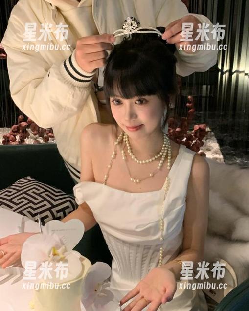 丽柜 - 在慕子姐姐的私拍美图中，探索她内心深处的绚丽世界.txt