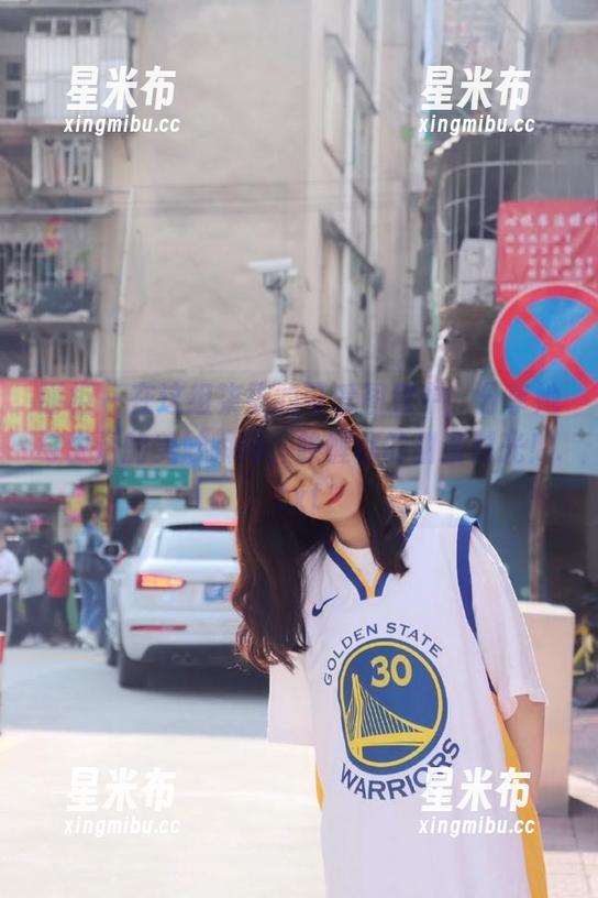 丽柜 - 在这组柒柒的可爱图包中，分享她与生活的美妙瞬间，唤醒你的甜蜜时光！.txt