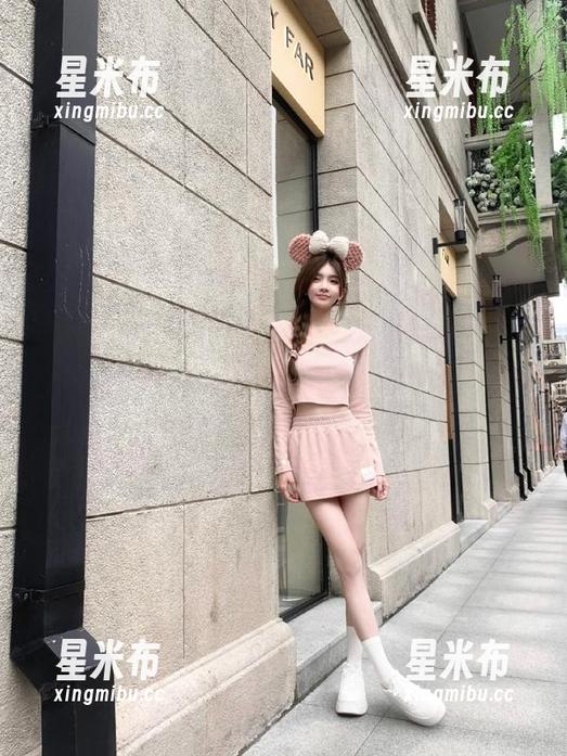丽柜-潘潘 丽柜 - 迷人风格:潘潘套装私房写真原图,定格每一刻的美.txt