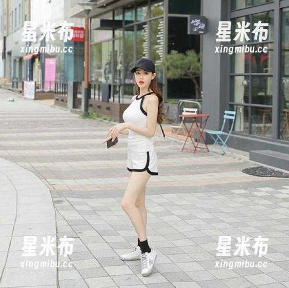 丽柜 - 潼潼夏日写真合集：阳光下的迷人魅力套图揭秘.txt