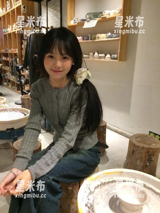 丽柜-苏黎 丽柜 - 集美丽与艺术于一身,苏黎全套写真强势来袭,下载美镜映玉足的魅力瞬间!.txt