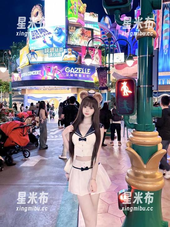 余多多Dudu与她的眼镜：一场全套图集的时尚秀，让你大开眼界！.txt
