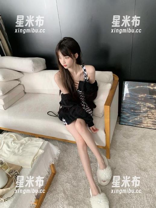 克拉女神 - 慕菲泳衣精选图集：尽显她的泳池美丽，清凉一夏的最佳选择.txt