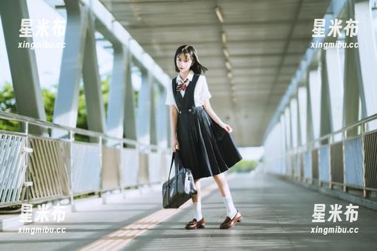 克拉女神 - 杨暖泳装私拍合集：在镜头前她是夏日女神，活力四射让人心动！.txt