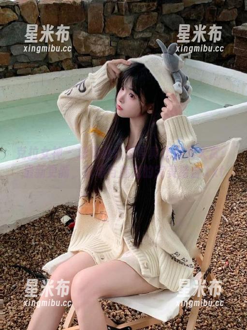 克拉女神 - 珊珊办公室写真作品集大赏：最新更新，职场与魅力的完美结合.txt
