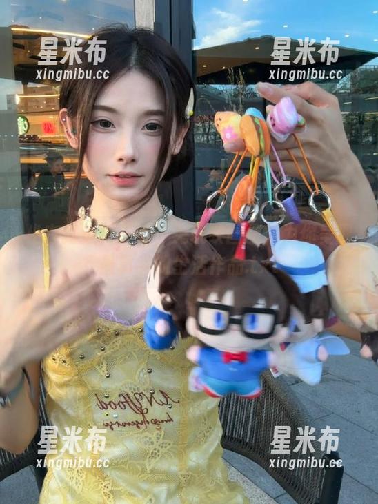 坐在路边椅子上，兔玩映画图集为你呈现最真实的生活作品.txt