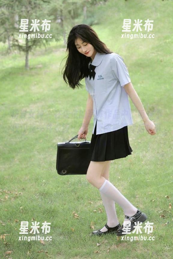 初夏女神 - 在依依的写真作品中，毛衣不仅仅是一件衣服，更是原图资源背后故事的载体。.txt