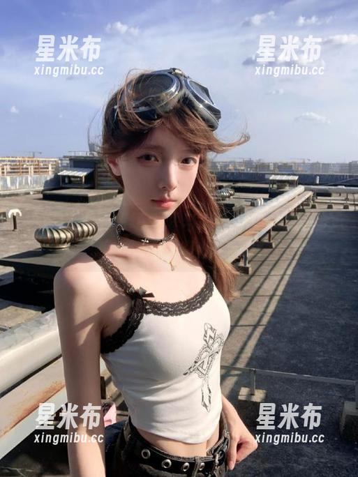 初夏女神 - 职场生涯与高清写真：双双的魅力瞬间尽在此刻.txt