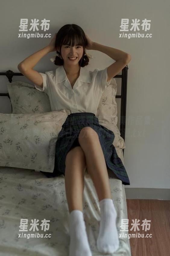 嗲囡囡 - 梦小楠小夜猫短裤写真作品集：释放你的夏日活力与风格资源.txt