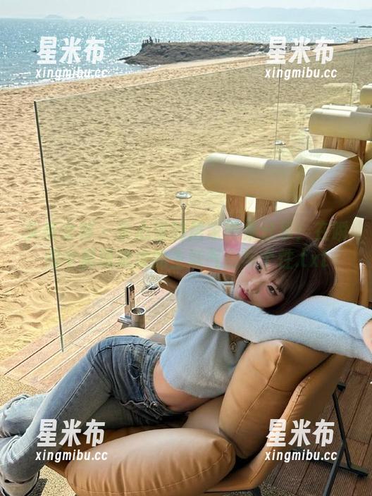 头条女神 - 余心曼的居家图集分享：在瞬间中展现浓浓的生活气息与个性.txt