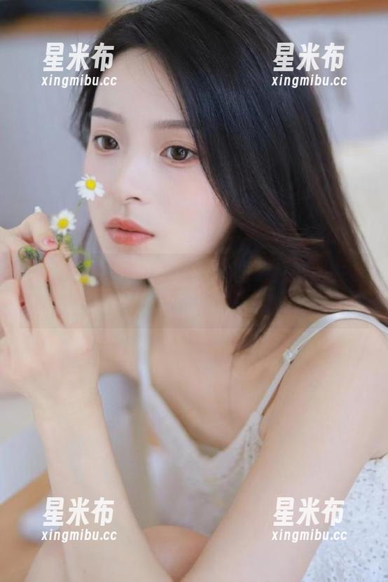 头条女神 - 尹菲全新自拍图包更新，捕捉生活中的每一份快乐与真实.txt