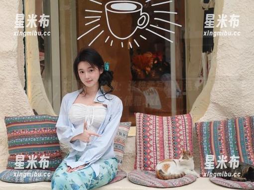 头条女神 - 在夏天里绽放：张梓柔写真精选集展现她的俏皮与优雅.txt