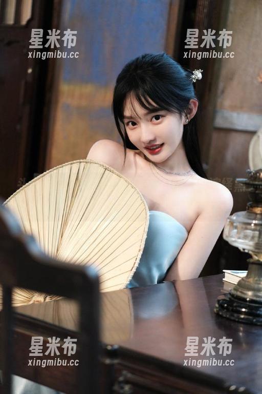 头条女神 - 高清私房原图：李梓熙演绎黑丝腿神的美丽与力量.txt
