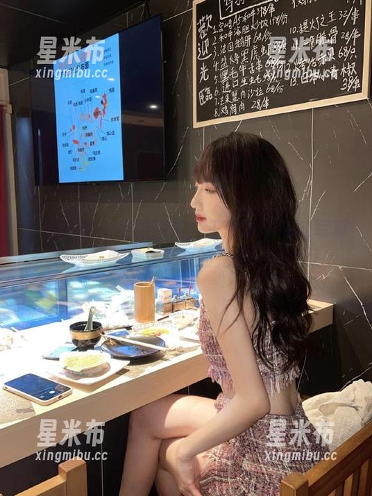 头条女神 - 最新图册：王紫琳学妹的写真艺术，青春与梦想的完美结合.txt