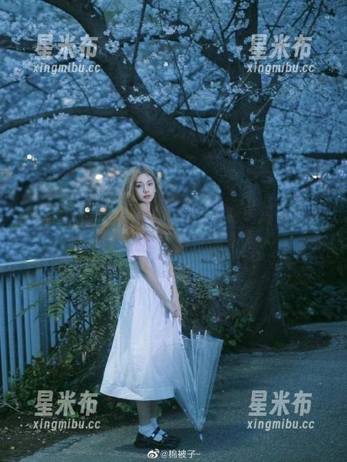 头条女神 - 让我们一起观看神琦泽步的泳池写真，动人图片遍布.txt