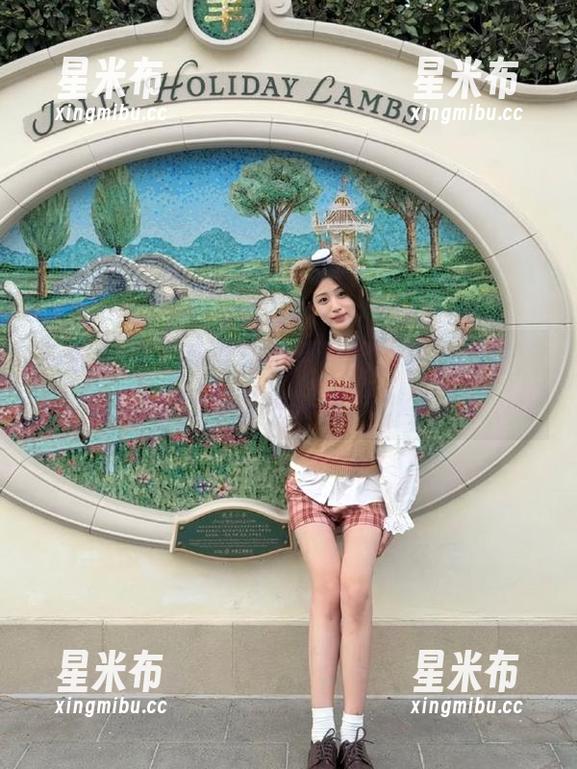 头条女神 - 草莓酱与双马尾的私房图包，羞涩与可爱并存！.txt