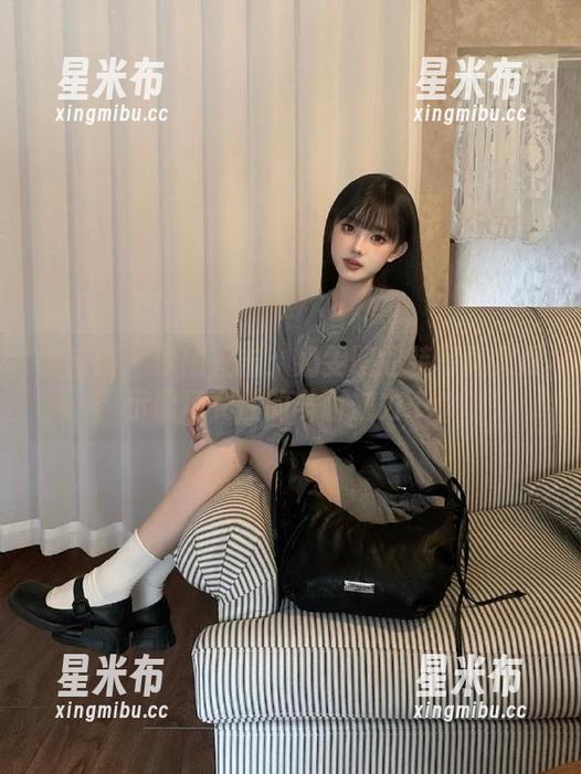 微密圈 - 原图直击：奶雯职业装写真集展示职场女性的多面魅力.txt