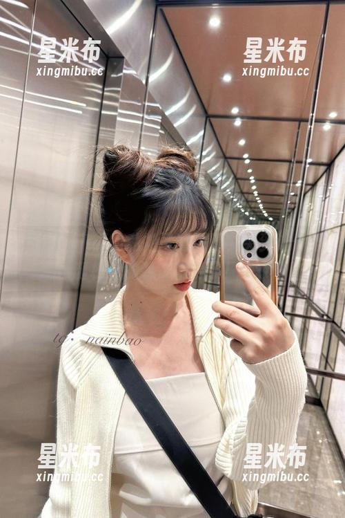 年年Nnian的私拍圣诞原图，笑到让你圣诞树上的装饰都掉了！.txt