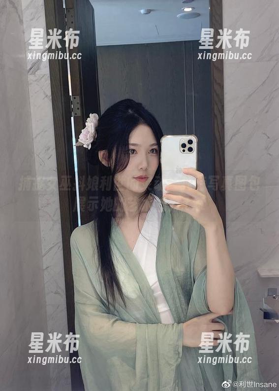捕捉女巫抖娘利世的灵动：独特写真图包展示她的艺术魅力.txt