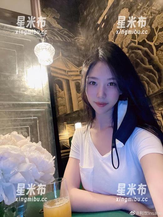 抖娘利世独特魅力：高清写真与白色死库水自拍交织的视觉体验.txt