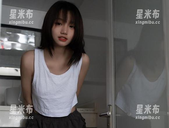 深夜公园JK美图精选：柒柒要乖哦的镜头，捕捉了多少心动与纯真.txt