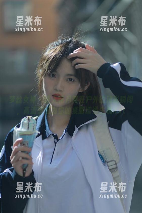 梦丝女神 - 迷人花月舞在户外的精彩瞬间，高清壁纸为你的桌面增添生机.txt