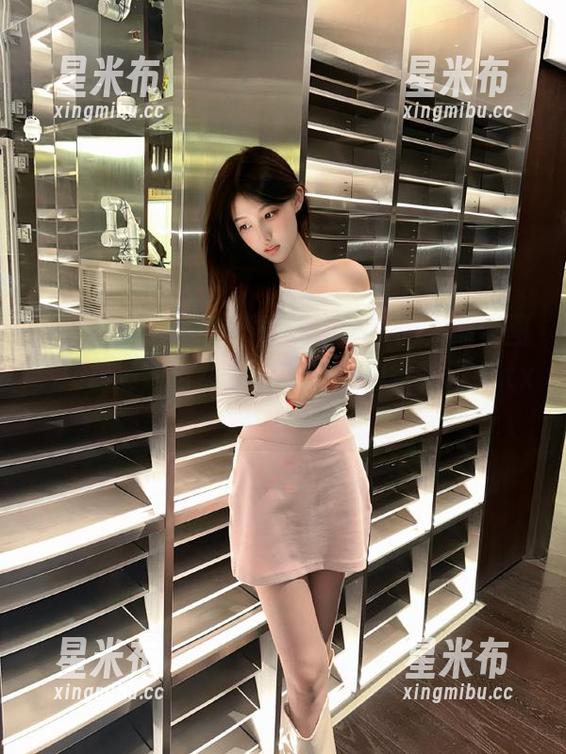 微密圈 - “楚楚不吃鱼空姐”的美图套图，捕捉清新自然与都市时尚的完美碰撞.txt