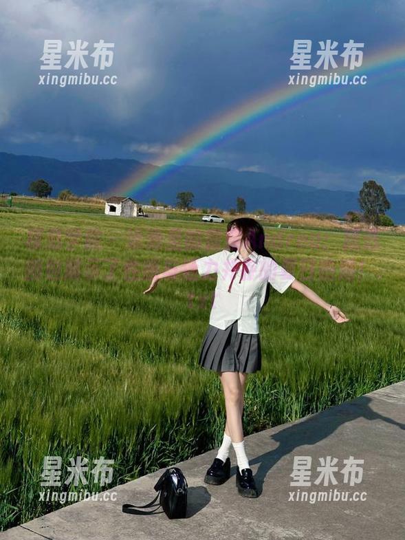 模范学院-露露Andrea 模范学院 - 泳池里的露露Andrea:精选图包展示了性感与活力并存的夏日热潮!.txt
