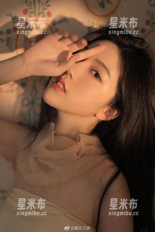 爱蜜社 - 释放青春：娜大少爷教室高清美图带你领略别样风景！.txt