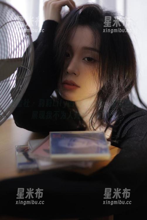 爱蜜社 - 莉莉Lily的天台心情：高清照片展现我不为人知的一面.txt
