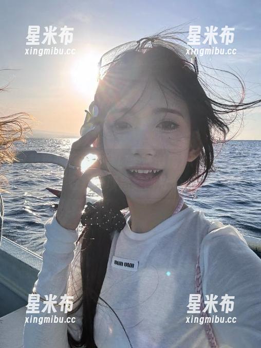 白莉爱吃巧克力带你走进闺房JK的世界，在线获取精美图片.txt