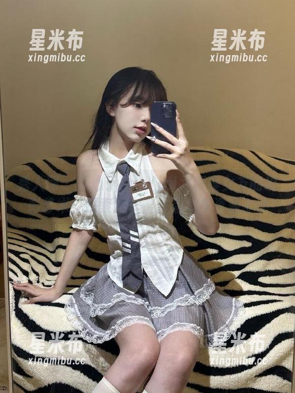 秀人网 - 倾心于FoxYini孟狐狸女友的摄影艺术：探索她丰富作品集与资源.txt
