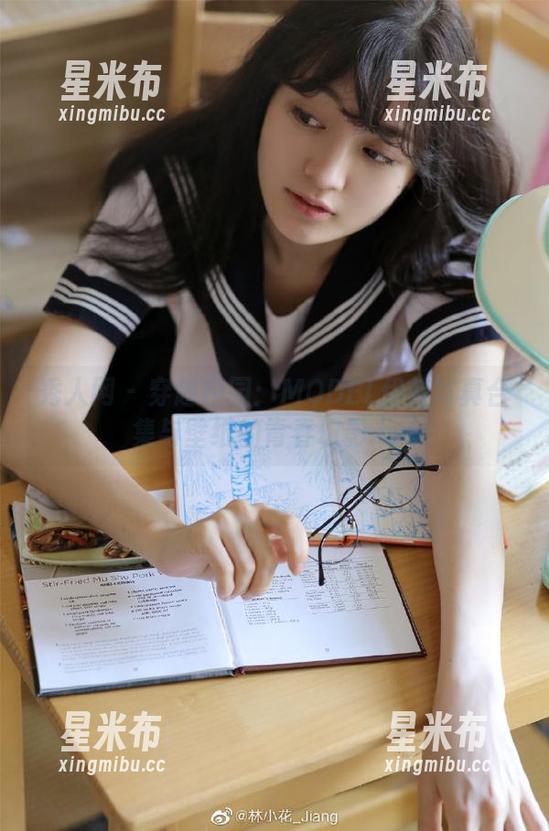 秀人网 - 穿越校园：MODEL伊若写真合集与壁纸的青春幻影.txt