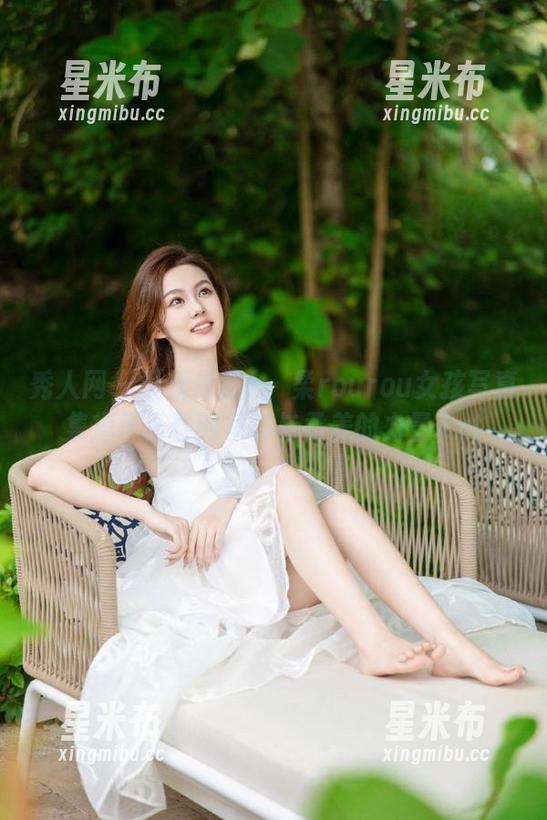 秀人网-媃柔rourou 秀人网 - 最新作品:媃柔rourou女孩写真集揭示青春的多彩与柔美的力量.txt