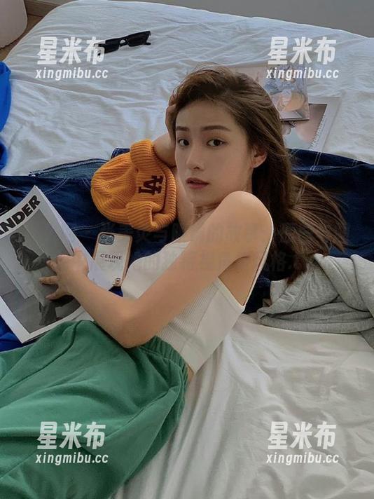 秀人网 - 张美荧与眼镜的故事：原图与图册中展现她的独特视角与风格.txt