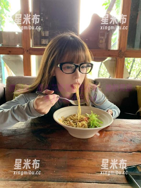 微密圈 - 童小芯教室图包分享：她的笑颜令人心动不已.txt