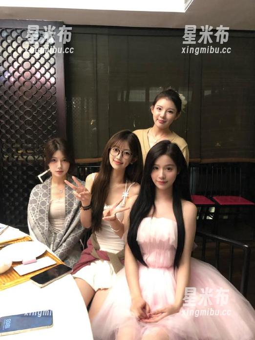 微密圈 - 体验紫色哒豚豚的福利写真，吊带白丝尽显性感魅力！.txt