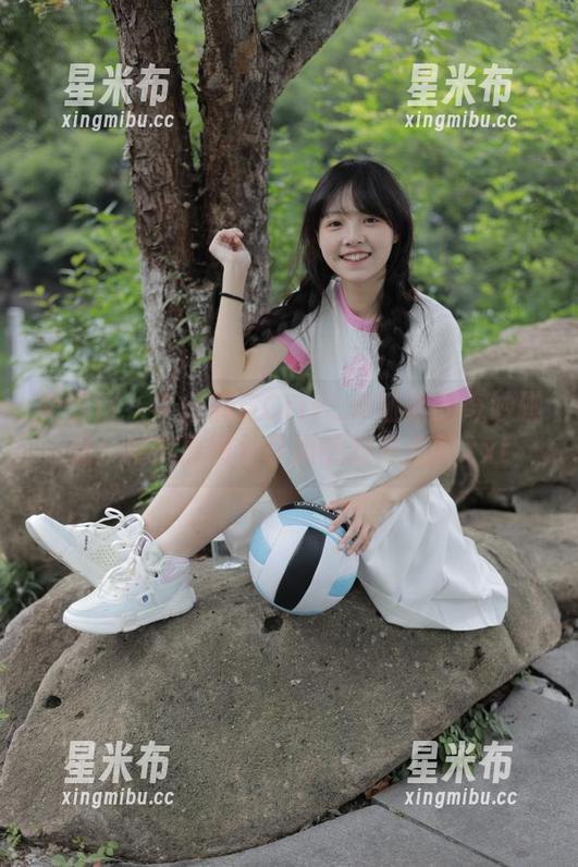 美媛馆-Cris_卓娅祺 美媛馆 - 牛仔裤与Cris_卓娅祺的奇妙碰撞:精选原图分享她的时尚态度.txt