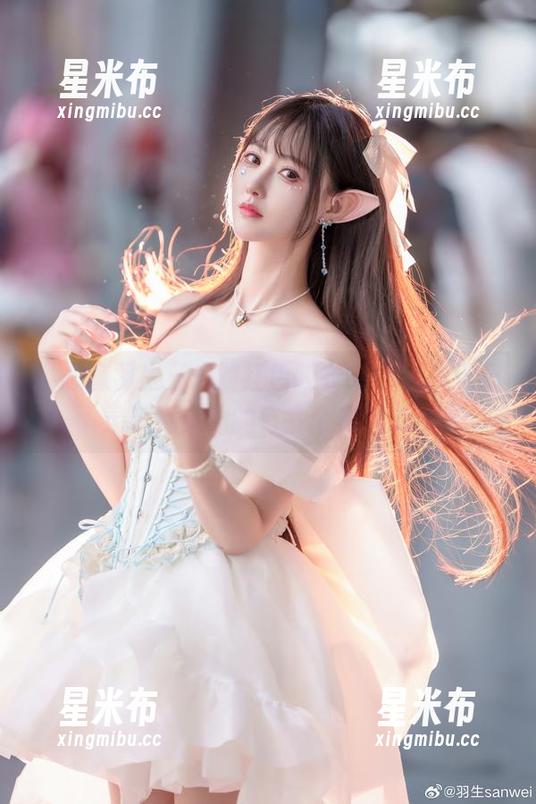 小恶魔羽生三未的红色胶衣COS，图册记录了她灵动的每一个视角.txt