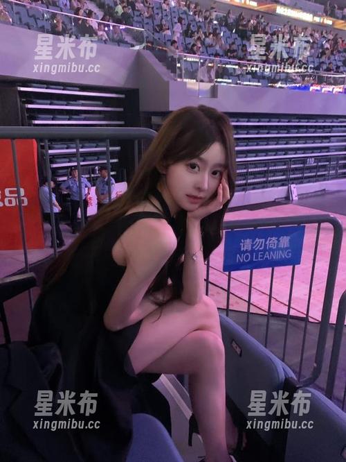 微密圈 - “葱油饼er”呈现的学姐写真套图，纯净美感让人心醉神迷！.txt