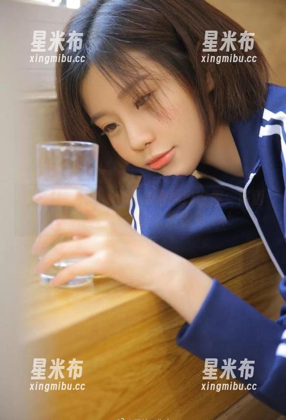蜜桃社 - 深入Rola泳池摄影世界：高清原图呈现独特的艺术视角.txt