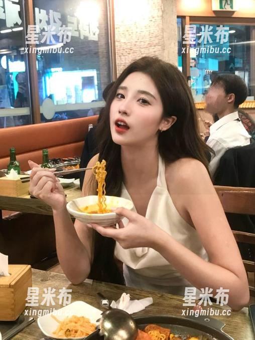 蜜桃社 - 一波萌美Moemi裸足的原图作品，搞笑瞬间等你来欣赏！.txt